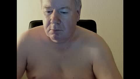 Snapshot of holgerhb53 chatting on October 8, 2025, 3:37 am Holger online show from October 8, 2025, 3:37 am