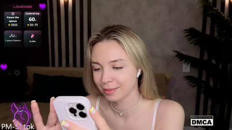 Snapshot of holl1would chatting on April 25, 2026, 7:33 am My social media links subscribe to support me online show from April 25, 2026, 7:33 am