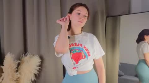 Snapshot of hollihurrigan chatting on November 20, 2025, 12:05 pm Molly online show from November 20, 2025, 12:05 pm