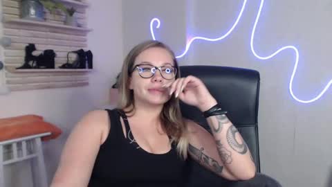 Snapshot of holly_bb95 chatting on December 5, 2024, 9:39 am Holly online show from December 5, 2024, 9:39 am