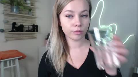 Snapshot of holly_bb95 chatting on December 6, 2024, 1:51 am Holly online show from December 6, 2024, 1:51 am