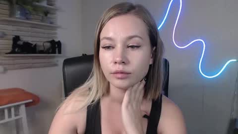 Snapshot of holly_bb95 chatting on December 12, 2024, 1:10 am Holly online show from December 12, 2024, 1:10 am