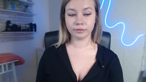 Snapshot of holly_bb95 chatting on December 13, 2024, 9:57 am Holly online show from December 13, 2024, 9:57 am