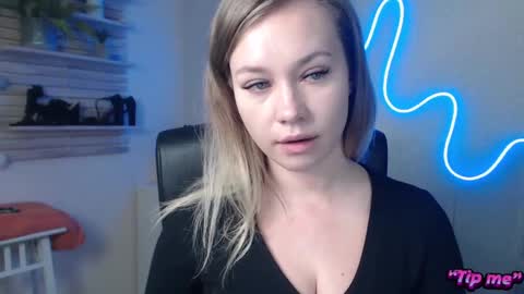 Snapshot of holly_bb95 chatting on December 19, 2024, 6:56 am Holly online show from December 19, 2024, 6:56 am