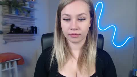 Snapshot of holly_bb95 chatting on December 23, 2024, 6:44 am Holly online show from December 23, 2024, 6:44 am