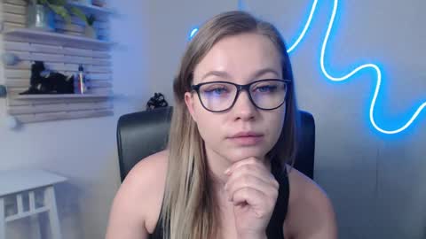 Snapshot of holly_bb95 chatting on January 9, 2025, 6:27 am Holly online show from January 9, 2025, 6:27 am