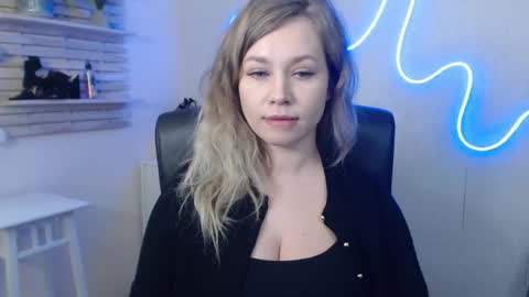 Snapshot of holly_bb95 chatting on January 14, 2025, 6:24 am Holly online show from January 14, 2025, 6:24 am