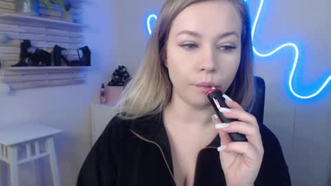Snapshot of holly_bb95 chatting on January 17, 2025, 3:34 am Holly online show from January 17, 2025, 3:34 am