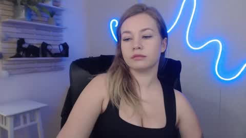 Snapshot of holly_bb95 chatting on January 17, 2025, 6:36 am Holly online show from January 17, 2025, 6:36 am