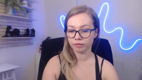 Snapshot of holly_bb95 chatting on January 22, 2025, 6:31 am Holly online show from January 22, 2025, 6:31 am