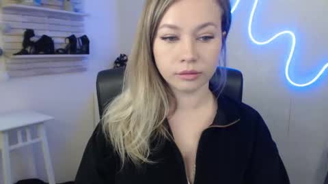Snapshot of holly_bb95 chatting on January 24, 2025, 4:37 am Holly online show from January 24, 2025, 4:37 am