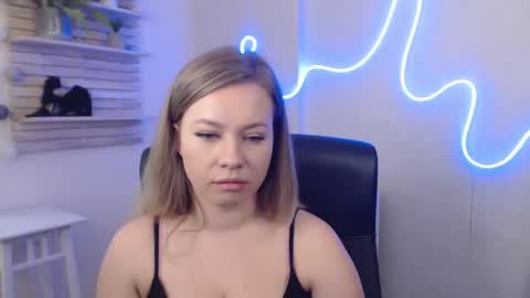Snapshot of holly_bb95 chatting on January 24, 2025, 7:41 am Holly online show from January 24, 2025, 7:41 am
