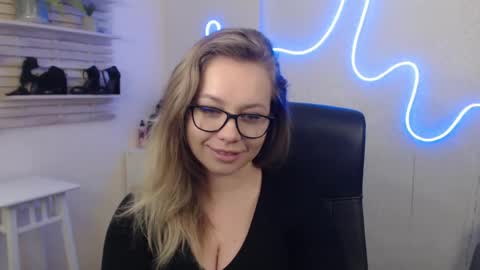 Snapshot of holly_bb95 chatting on January 29, 2025, 8:51 am Holly online show from January 29, 2025, 8:51 am