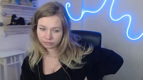Snapshot of holly_bb95 chatting on February 5, 2025, 6:13 am Holly online show from February 5, 2025, 6:13 am