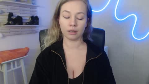Snapshot of holly_bb95 chatting on February 7, 2025, 5:31 am Holly online show from February 7, 2025, 5:31 am