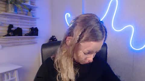 Snapshot of holly_bb95 chatting on February 10, 2025, 1:46 am Holly online show from February 10, 2025, 1:46 am