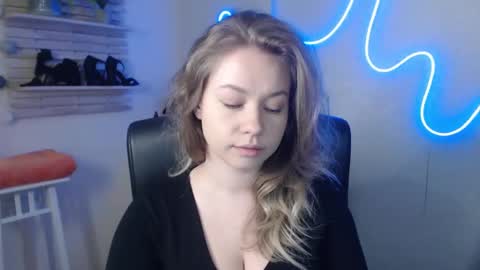 Snapshot of holly_bb95 chatting on February 18, 2025, 8:05 am Holly online show from February 18, 2025, 8:05 am