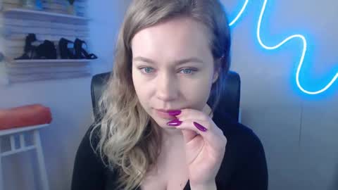 Snapshot of holly_bb95 chatting on February 18, 2025, 11:11 am Holly online show from February 18, 2025, 11:11 am