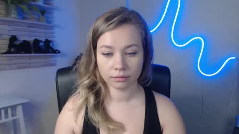 Snapshot of holly_bb95 chatting on February 19, 2025, 5:16 am Holly online show from February 19, 2025, 5:16 am