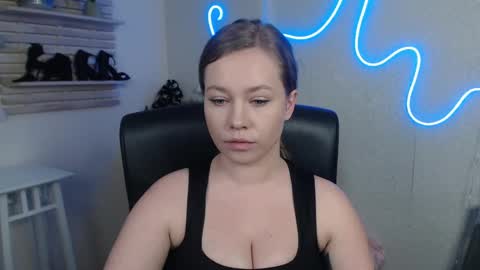 Snapshot of holly_bb95 chatting on February 27, 2025, 3:25 am Holly online show from February 27, 2025, 3:25 am