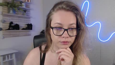 Snapshot of holly_bb95 chatting on March 4, 2025, 4:49 am Holly online show from March 4, 2025, 4:49 am