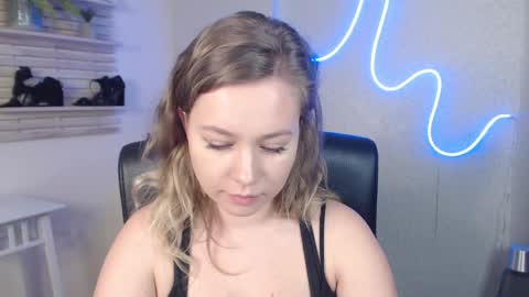 Snapshot of holly_bb95 chatting on March 5, 2025, 4:24 am Holly online show from March 5, 2025, 4:24 am