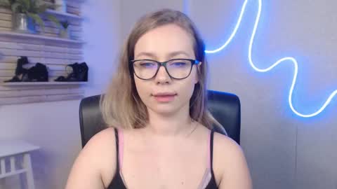 Snapshot of holly_bb95 chatting on March 7, 2025, 4:24 am Holly online show from March 7, 2025, 4:24 am