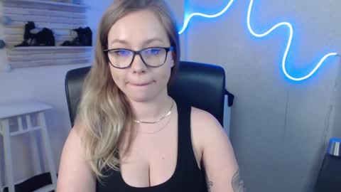 Snapshot of holly_bb95 chatting on March 10, 2025, 6:38 am Holly online show from March 10, 2025, 6:38 am