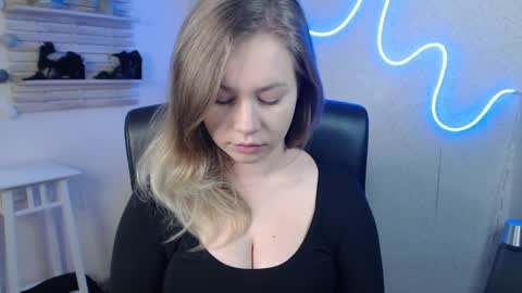 Snapshot of holly_bb95 chatting on March 11, 2025, 12:44 am Holly online show from March 11, 2025, 12:44 am