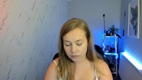 Snapshot of holly_bb95 chatting on September 8, 2025, 5:56 pm Holly online show from September 8, 2025, 5:56 pm