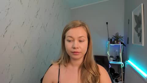 Snapshot of holly_bb95 chatting on September 17, 2025, 6:09 pm Holly online show from September 17, 2025, 6:09 pm