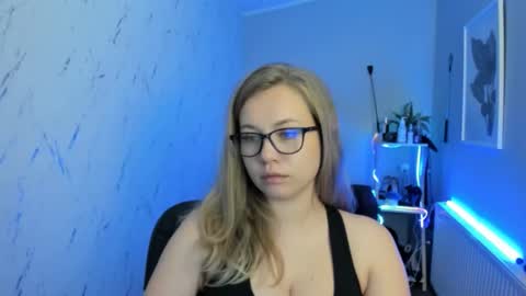 Snapshot of holly_bb95 chatting on September 22, 2025, 5:15 pm Holly online show from September 22, 2025, 5:15 pm