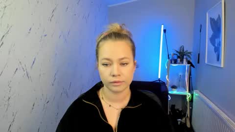 Snapshot of holly_bb95 chatting on October 1, 2025, 5:19 pm Holly online show from October 1, 2025, 5:19 pm