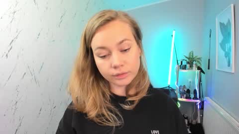 Snapshot of holly_bb95 chatting on October 6, 2025, 5:32 pm Holly online show from October 6, 2025, 5:32 pm