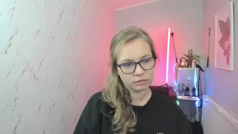 Snapshot of holly_bb95 chatting on October 7, 2025, 7:00 pm Holly online show from October 7, 2025, 7:00 pm