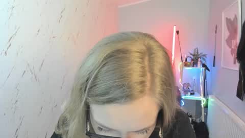 Snapshot of holly_bb95 chatting on October 8, 2025, 5:10 pm Holly online show from October 8, 2025, 5:10 pm