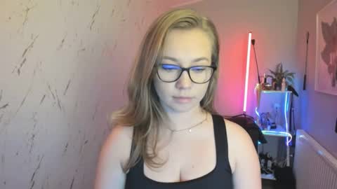 Snapshot of holly_bb95 chatting on October 9, 2025, 6:39 pm Holly online show from October 9, 2025, 6:39 pm