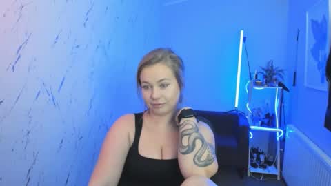 Snapshot of holly_bb95 chatting on October 13, 2025, 5:02 pm Holly online show from October 13, 2025, 5:02 pm