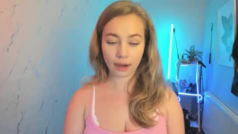 Snapshot of holly_bb95 chatting on October 14, 2025, 6:20 pm Holly online show from October 14, 2025, 6:20 pm