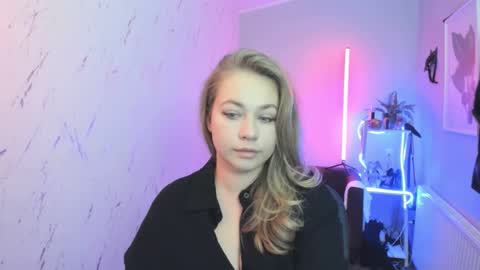 Snapshot of holly_bb95 chatting on October 17, 2025, 6:54 pm Holly online show from October 17, 2025, 6:54 pm
