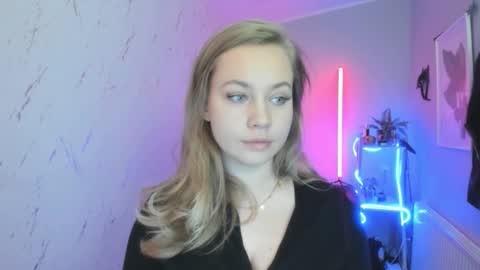 Snapshot of holly_bb95 chatting on October 21, 2025, 6:19 pm Holly online show from October 21, 2025, 6:19 pm