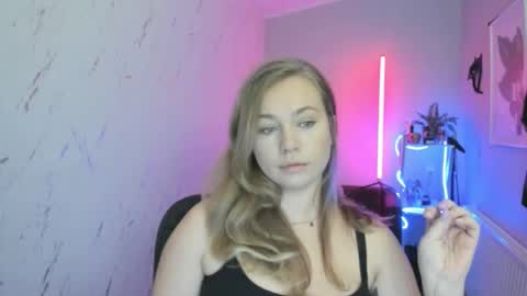 Snapshot of holly_bb95 chatting on October 22, 2025, 6:40 pm Holly online show from October 22, 2025, 6:40 pm