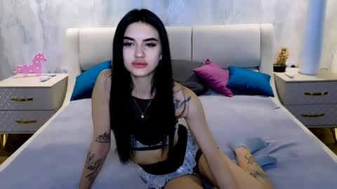 Snapshot of holly_beck chatting on April 24, 2026, 8:17 am Holly online show from April 24, 2026, 8:17 am
