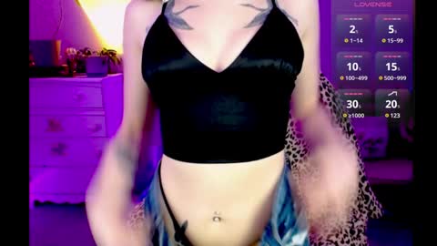 Snapshot of hollydiamond_ chatting on December 16, 2024, 12:16 pm Holly online show from December 16, 2024, 12:16 pm