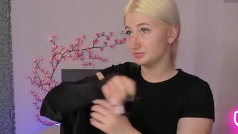 HollyTaillor online show from April 11, 2026, 12:31 pm