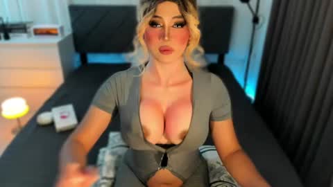 Snapshot of holy_grantqueenx chatting on July 2, 2026, 1:27 am Miss Gia online show from July 2, 2026, 1:27 am