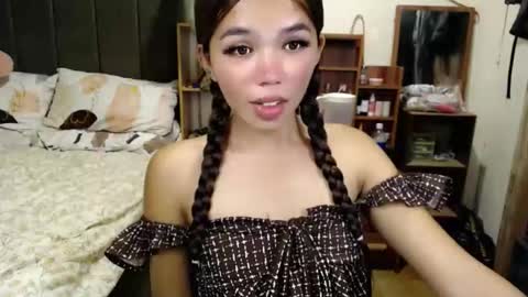 Snapshot of holy_molly1 chatting on May 5, 2026, 1:24 am holy_molly1 online show from May 5, 2026, 1:24 am