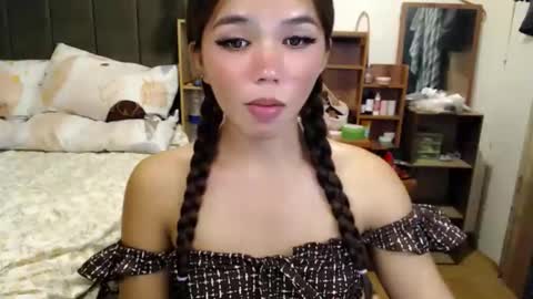 Snapshot of holy_molly1 chatting on May 9, 2026, 2:44 pm holy_molly1 online show from May 9, 2026, 2:44 pm