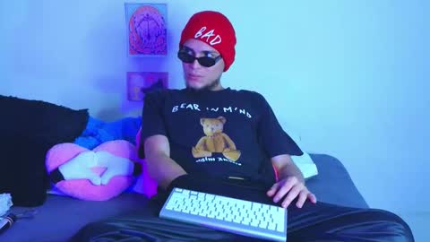      online show from December 4, 2025, 1:53 pm