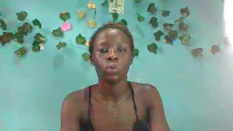 Snapshot of honey_bug2 chatting on October 16, 2025, 9:10 am Queen online show from October 16, 2025, 9:10 am
